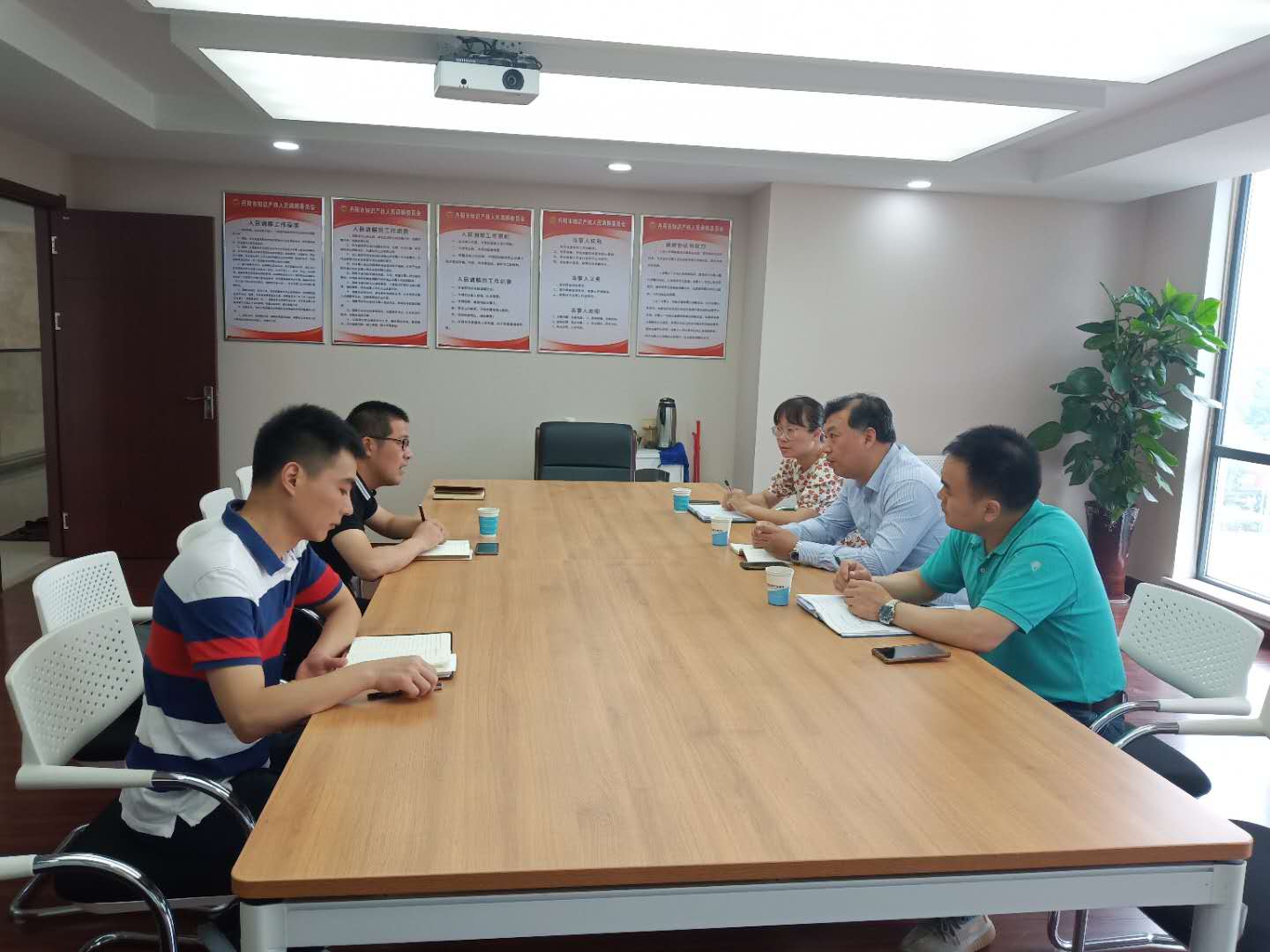 中国（镇江）知识产权维权援助中心赴丹阳分中心进行调研.jpg