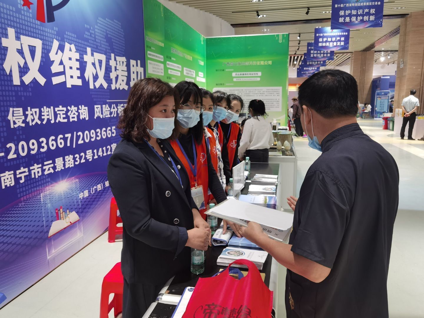 中国（广西）知识产权维权援助中心进驻第十届广西发明创造成果展览交易会开展知识产权维权咨询服务2.jpg