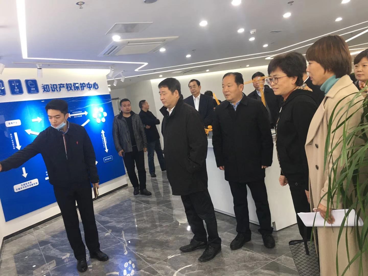江苏省政协调研组考察中国（徐州）知识2.jpg
