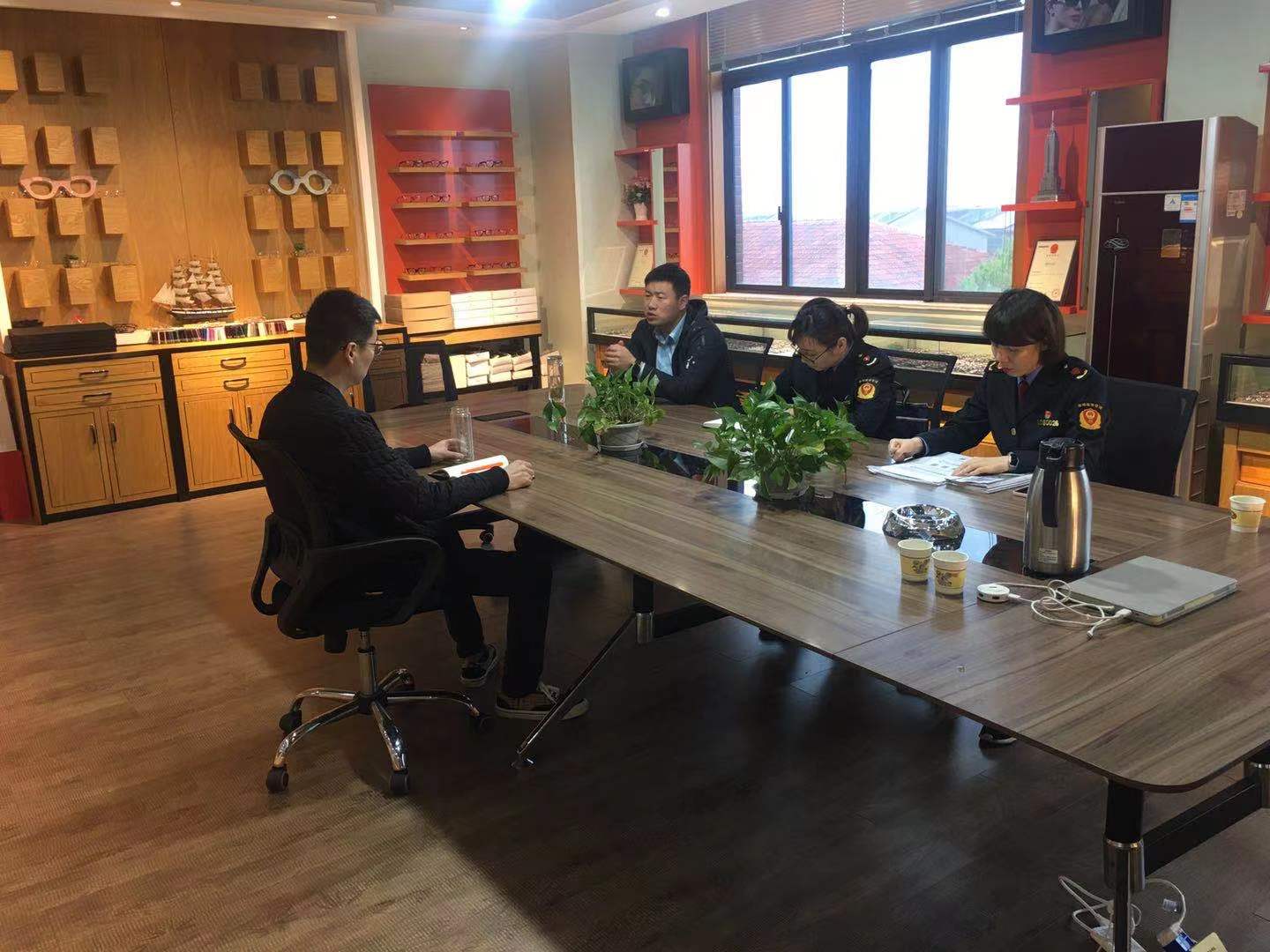 丹阳（眼镜）快速维权中心走访企业.jpg