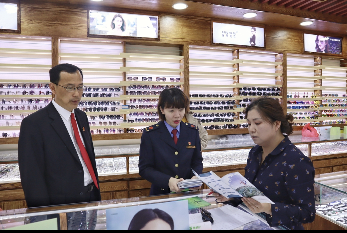 丹阳（眼镜）知识产权快速维权中心4·26世界知识产权日广场联合宣传活动2.jpg