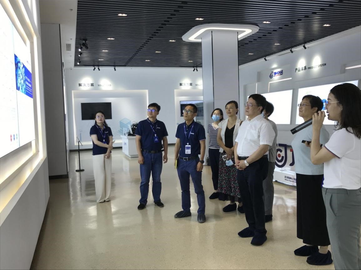 武汉市市场监管局二级巡视员陈保国带队调研指导重点企业知识产权工作2.jpg