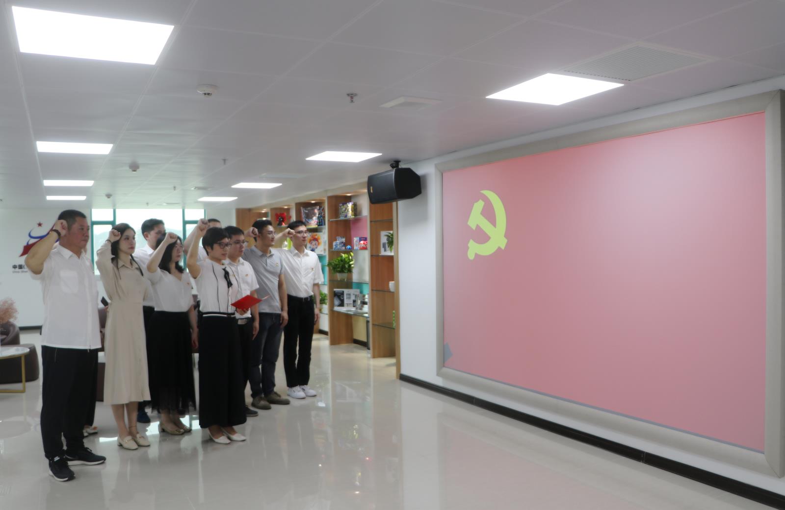 汕头市知识产权保护中心组织干部职工收看庆祝中国共产党成立100周年大会暨举行七一主题党日活动2.jpg