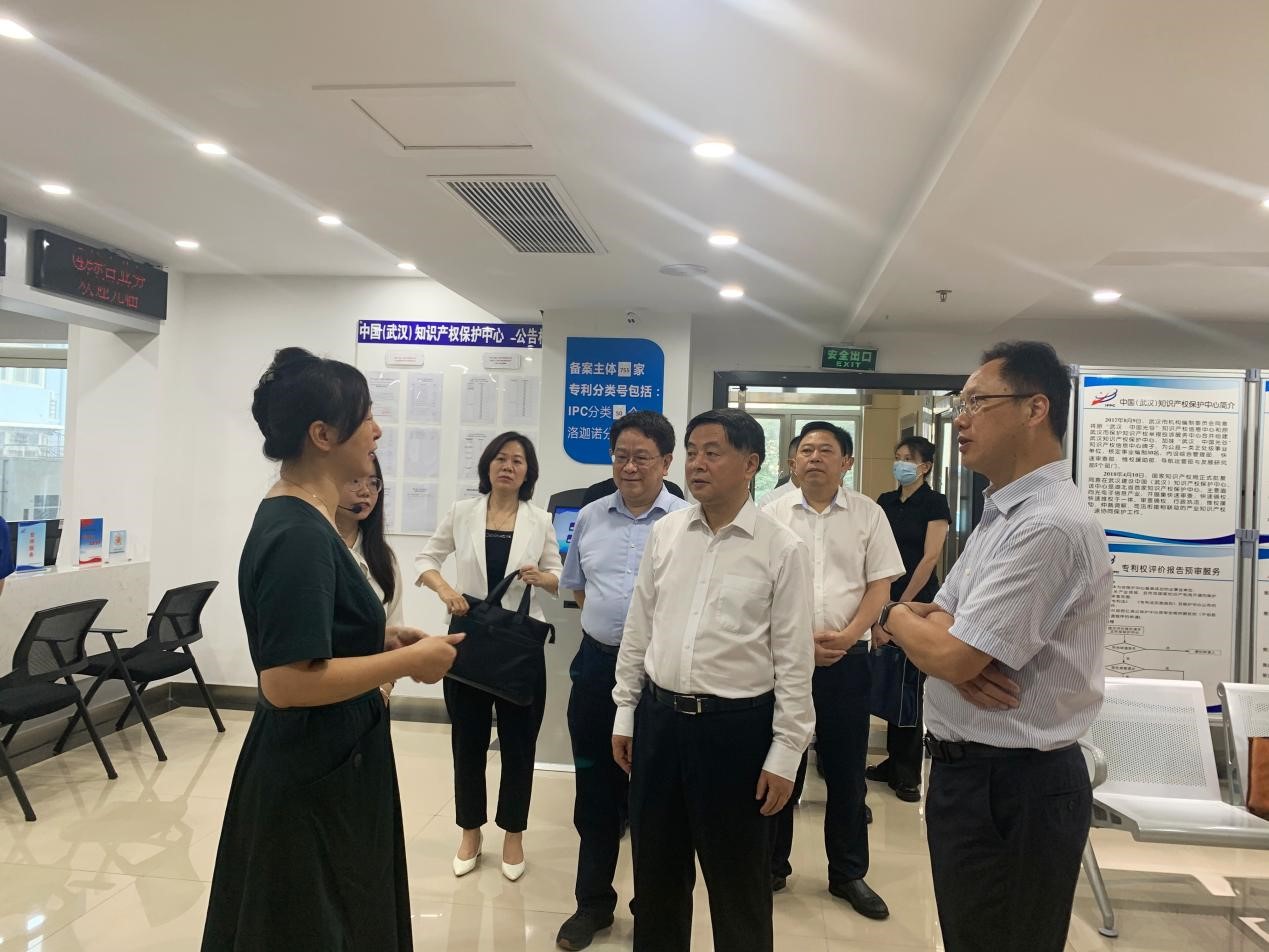 武汉市委常委、市委政法委书记曹裕江一行莅临武汉保护中心考察指导2.jpg
