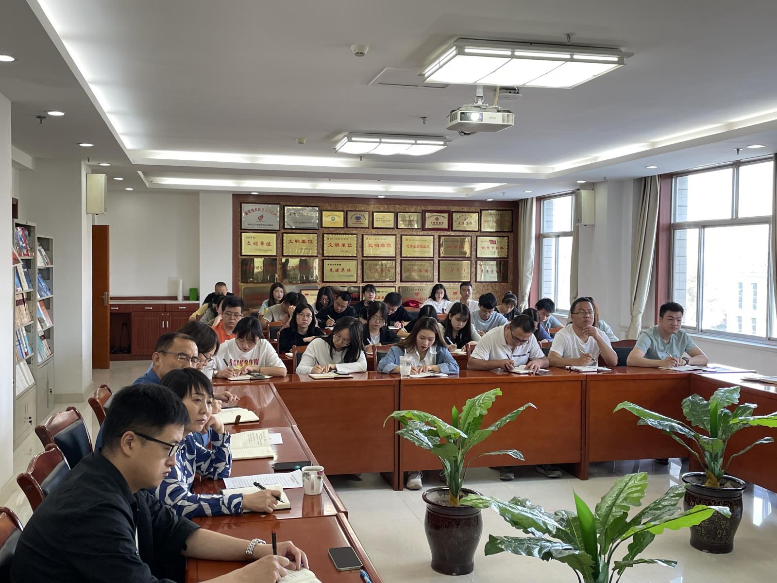 中国（甘肃）知识产权保护中心传达学习习近平总书记在中央政治局第二十五次集体学习时的重要讲话精神1.jpg