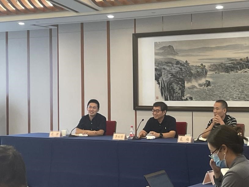 9月8日，中国（浙江）知识产权维权援助中心（以下简称“浙江维权中心”）参加了2021年浙江省知识产权标准化技术委员会工作会议。来自知识产权管理机构、标准化研究机构、高校院所及企业的标技委委员在聆听了标技委秘书长所做的工作汇报后，对浙江省知识产权标准体系框架进行了讨论，浙江维权中心范理副主任参加会议并就标准体系的完善发表了意见建议。.jpg