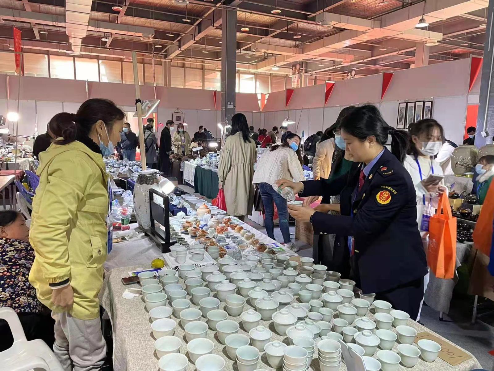 景德镇市保护中心积极配合快速处理瓷博会现场纠纷矛盾.jpg
