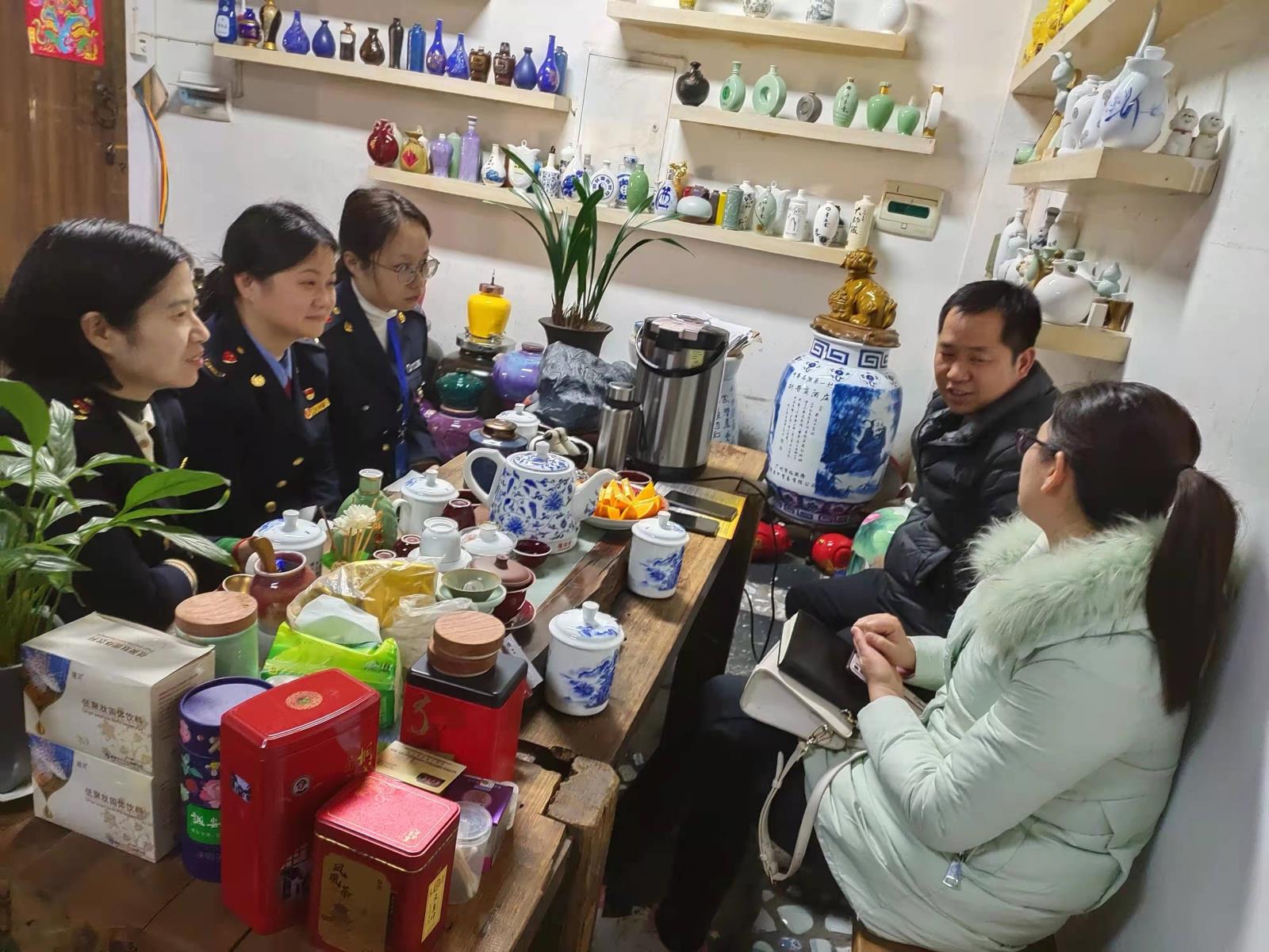 景德镇市知识产权中心联合高新区市场监管局积极开展企业知识产权快速申报工作.jpg