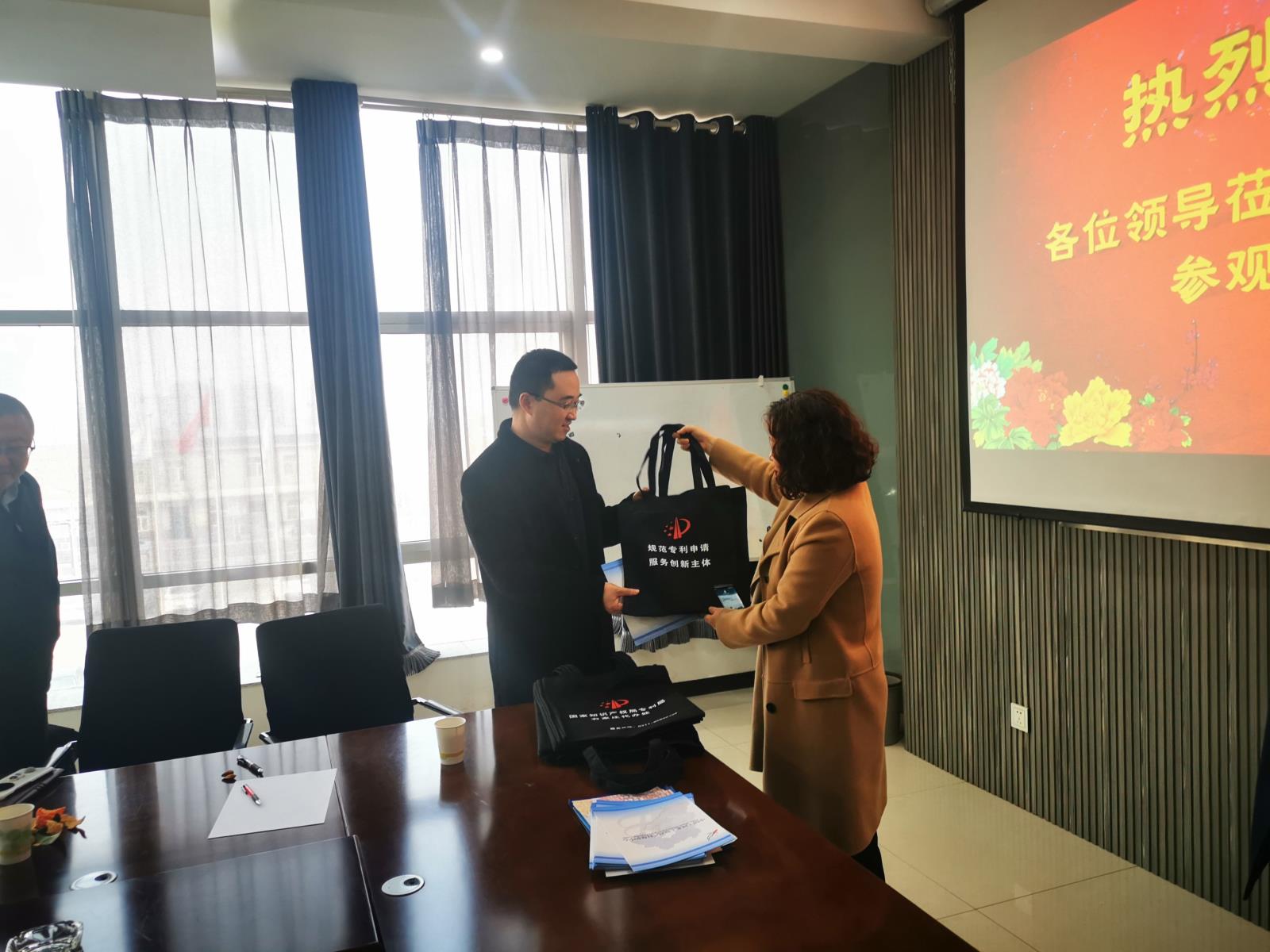 河北省知识产权保护中心送服务促创新2.jpg