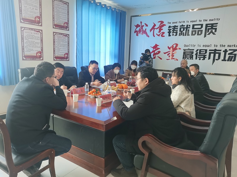 图为知识产权服务走基层专家团队在喀什新秦管业调研座谈并讲解知识产权政策.jpg