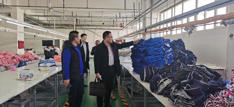 图为治区知识产权服务走基层专家团队在新疆美丽奥服装公司加工车间了解产品.jpg