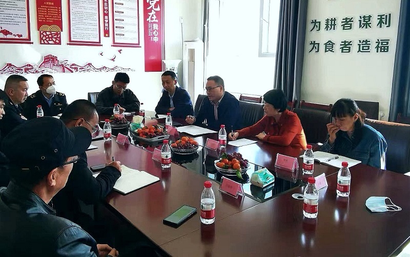 图为专家团队走访帮扶察布查尔县有机农产品协会“察布查尔大米”地标座谈会.jpg