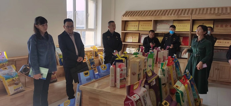 图为专家团队走访帮扶察布查尔县有机农产品协会“察布查尔大米”地标.jpg