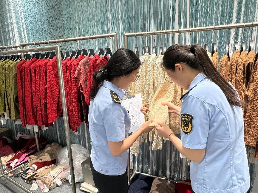 护航时尚创新 筑牢保护屏障 ——桐乡市知识产权保护中心驻点濮院时装周2.jpg